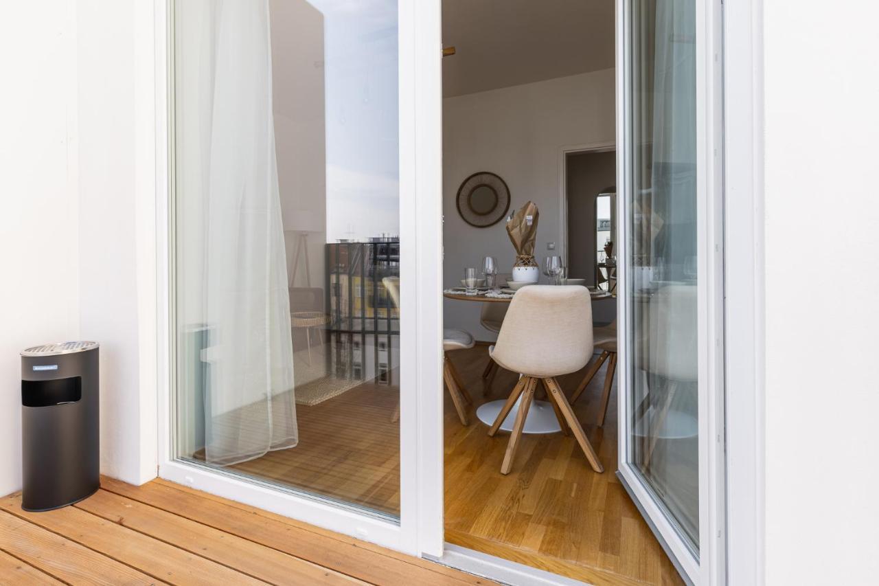 Bright Stylish With A Balcony In A Location Appartement