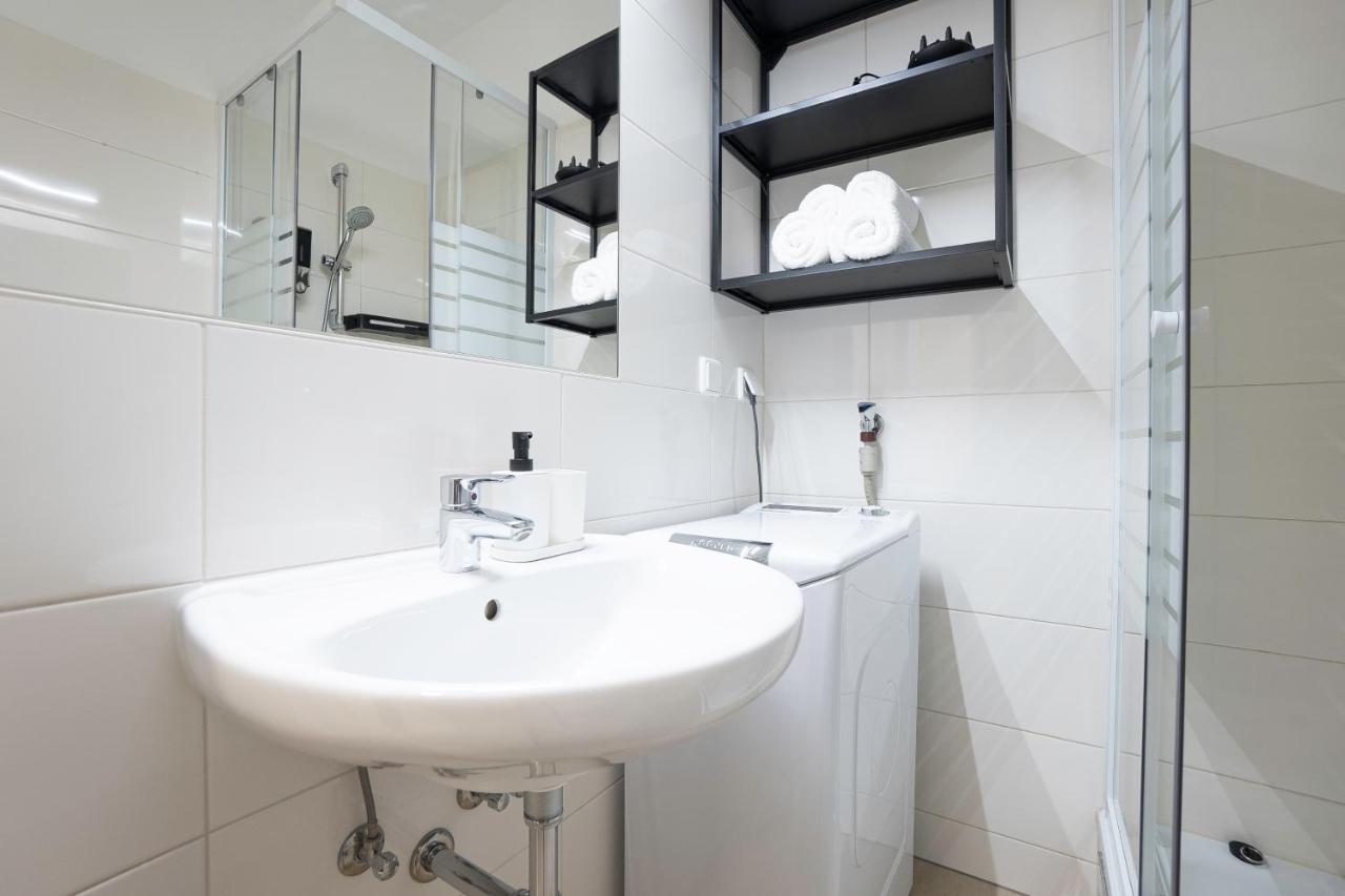 Bright Stylish With A Balcony In A Location Wenen