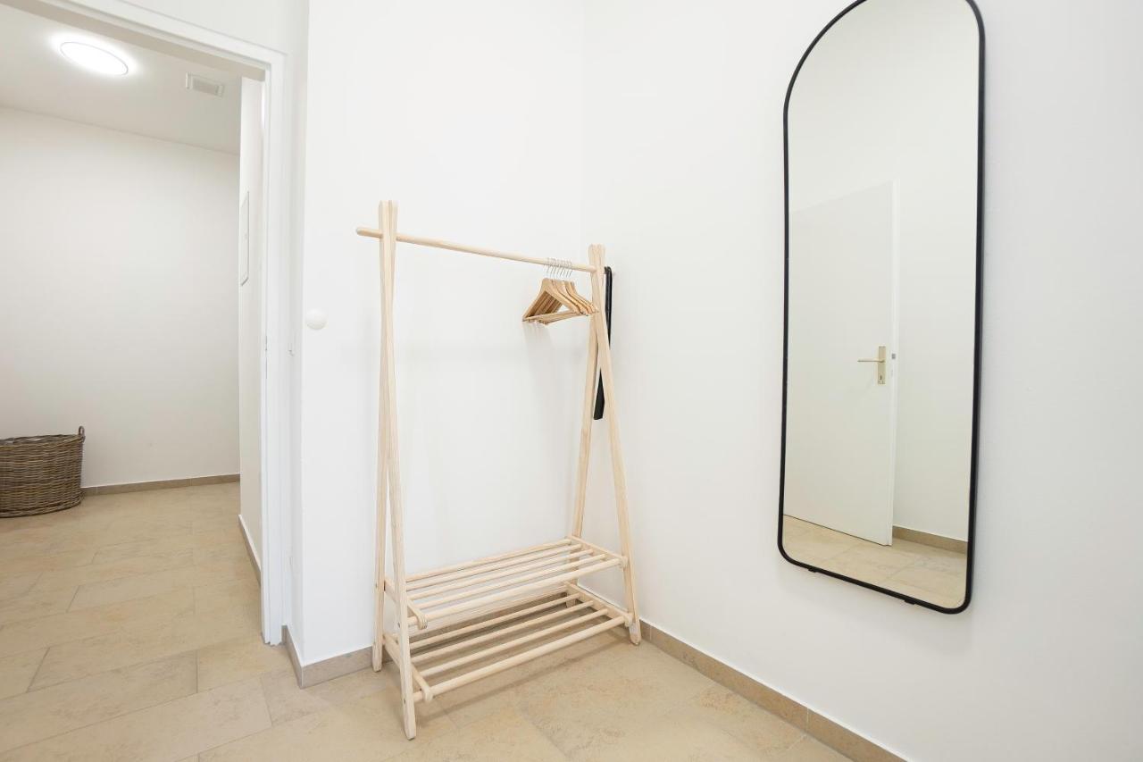 Bright Stylish With A Balcony In A Location Wenen