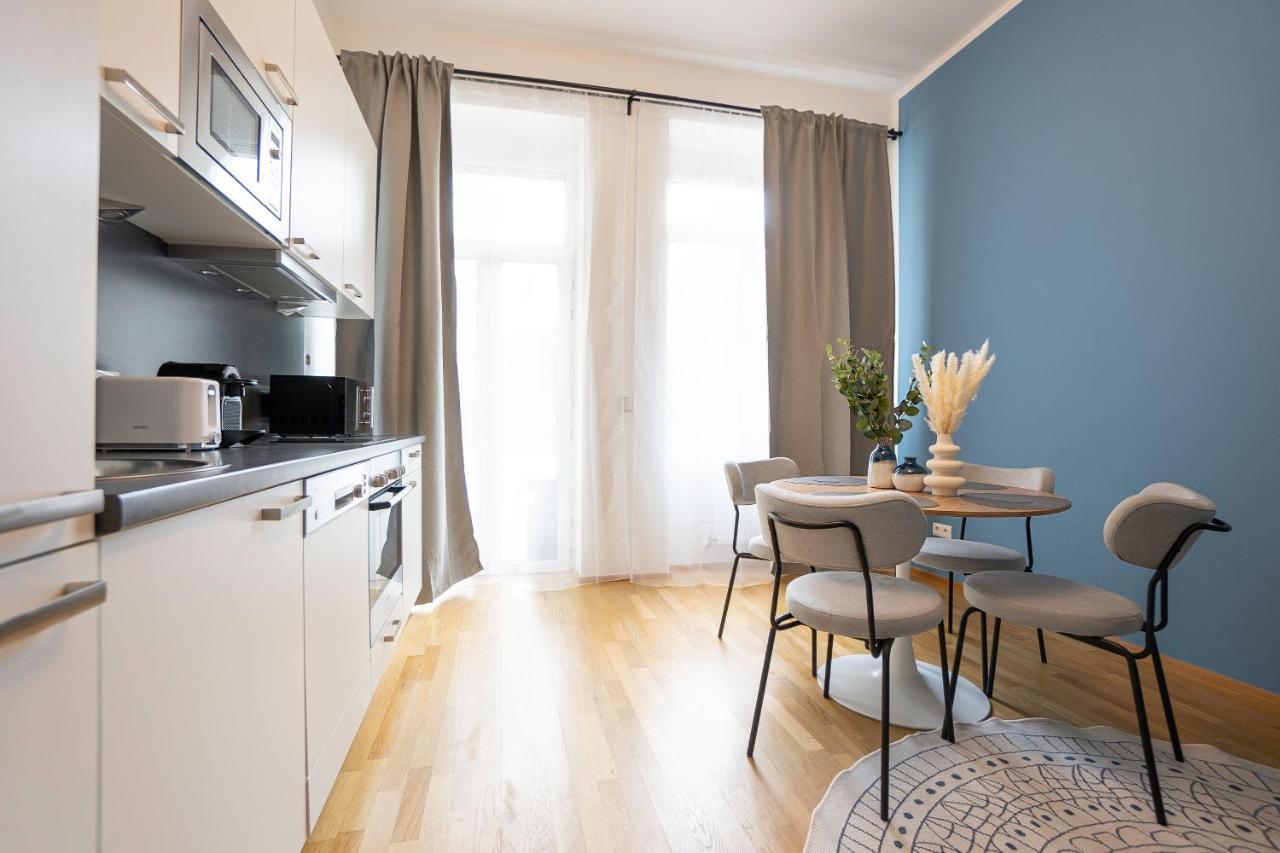 Bright Stylish With A Balcony In A Location Wenen