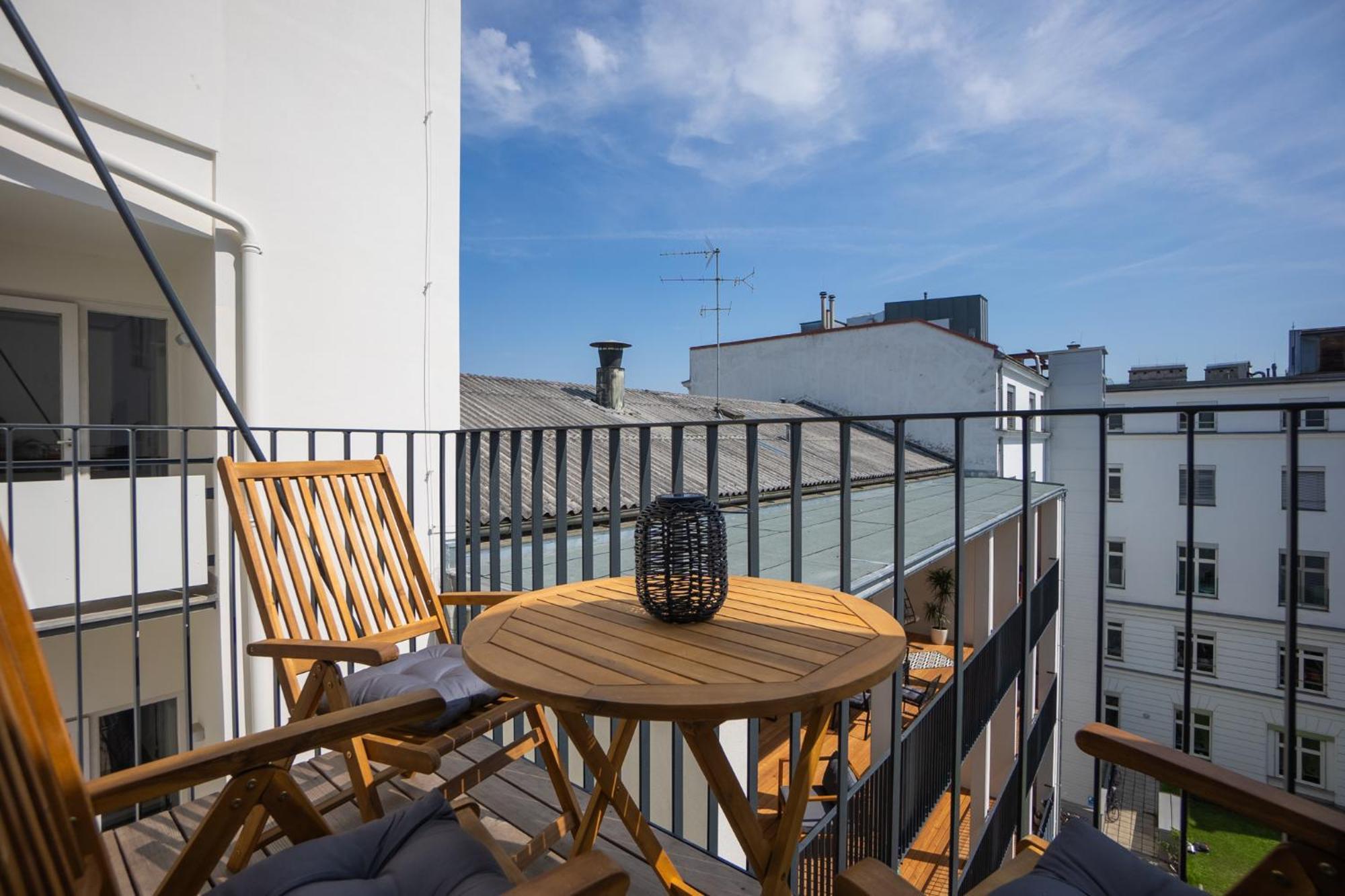 Bright Stylish With A Balcony In A Location Wenen