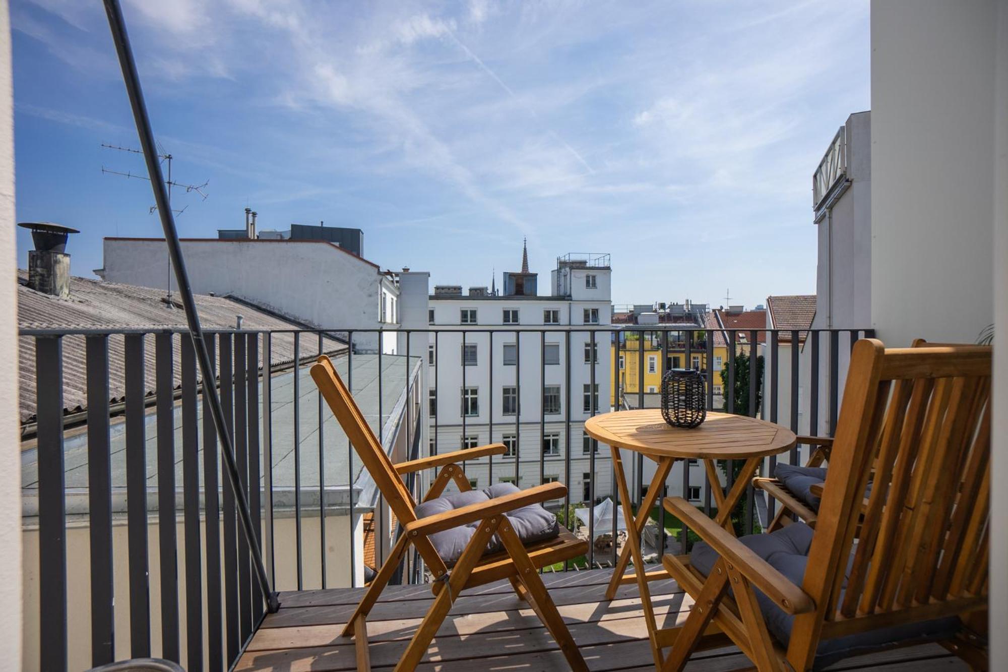 Bright Stylish With A Balcony In A Location Appartement
