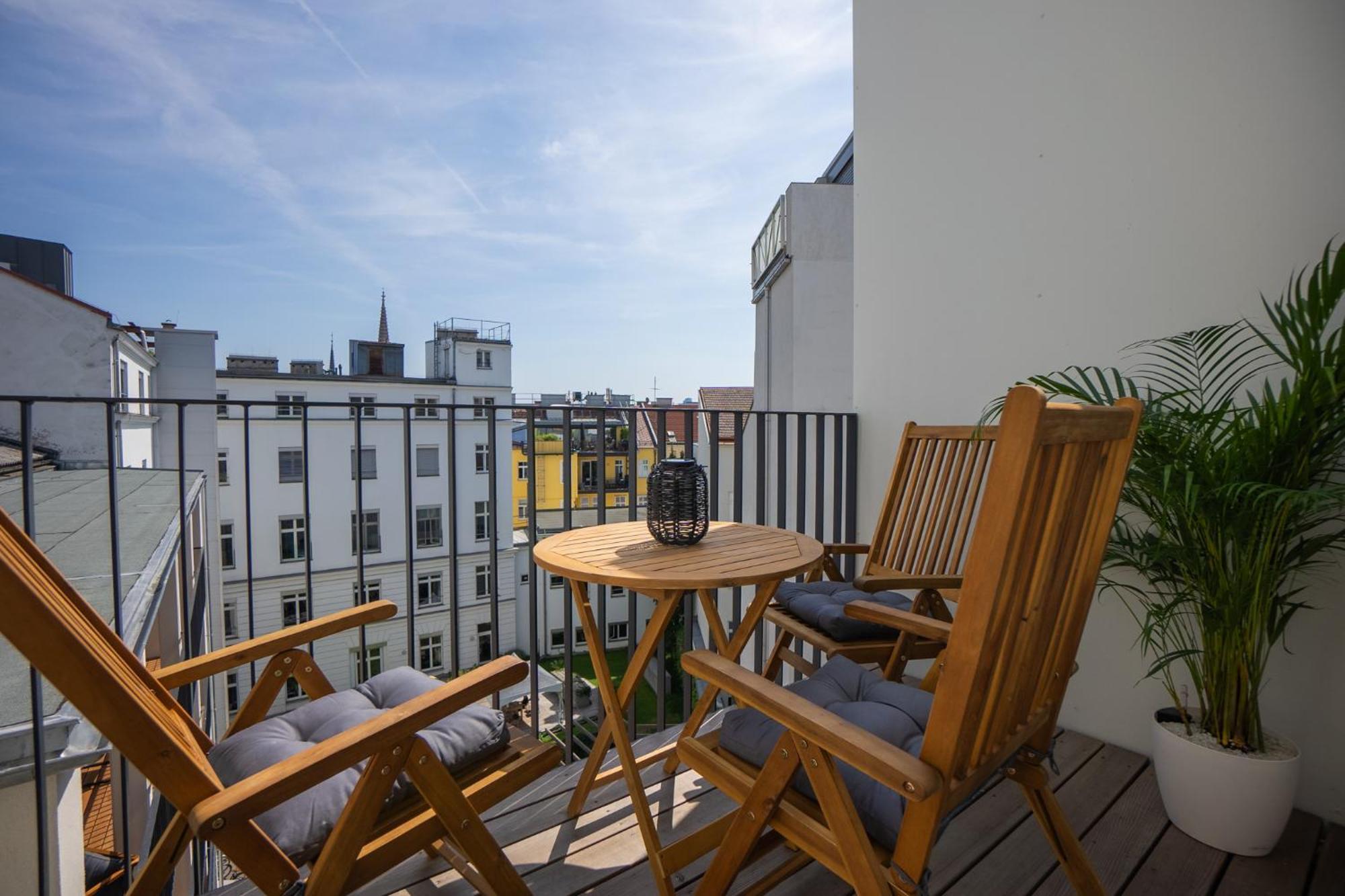 Bright Stylish With A Balcony In A Location Wenen